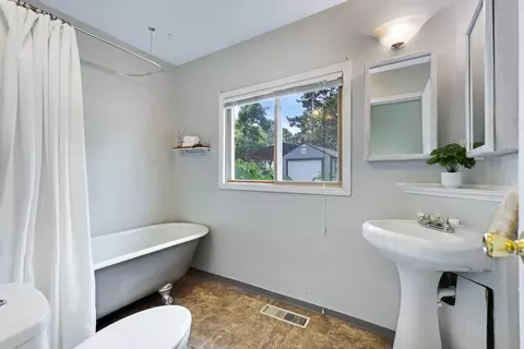 Bath - 972 E 10th Ave, Spokane, WA 99202 photo 1 of 6