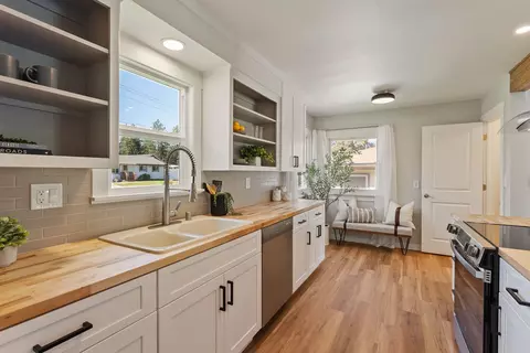 Kitchen - 4017 E Pratt Ave, Spokane, WA 99204 photo 2 of 4