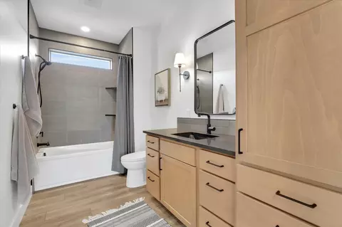 Bath - 20209 E 10 Th Ct, Spokane Valley, WA 99016 photo 4 of 5