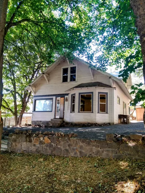 215 N H St, Albion, WA 99102