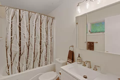 Bath - 2102 E 30th Ave #2102, Spokane, WA 99203 photo 2 of 3