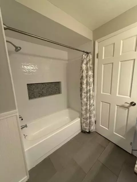 Bath - 2015 E 56th St, Spokane, WA 99223 photo 4 of 6