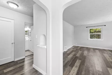 Entry Way - 1703 E Providence Ave, Spokane, WA 99207 photo 2 of 3