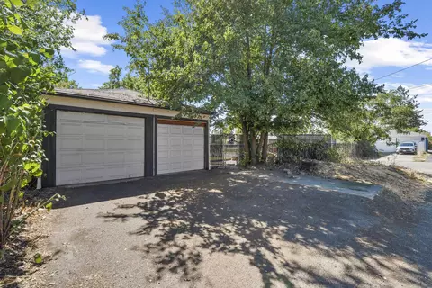 Exterior - 1703 E Providence Ave, Spokane, WA 99207 photo 14 of 16