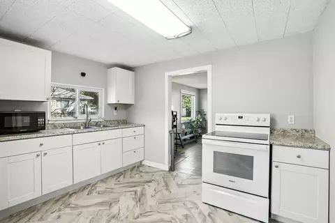 Kitchen - 2113 E Marshall Ave, Spokane, WA 99207 photo 1 of 2