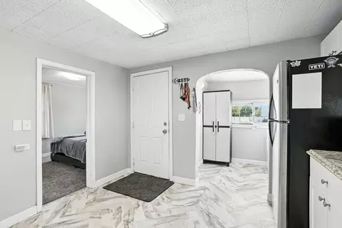 Entry Way - 2113 E Marshall Ave, Spokane, WA 99207 photo 2 of 3
