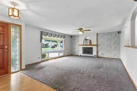 Living - 11223 E 37th Ave, Spokane Valley, WA 99206 photo 2 of 6