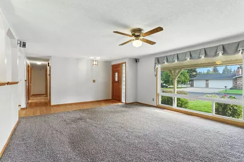 Living - 11223 E 37th Ave, Spokane Valley, WA 99206 photo 3 of 6