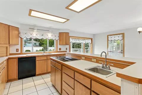 Kitchen - 11223 E 37th Ave, Spokane Valley, WA 99206 photo 6 of 8