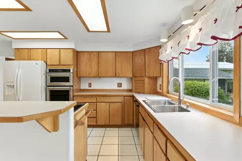 Kitchen - 11223 E 37th Ave, Spokane Valley, WA 99206 photo 4 of 8