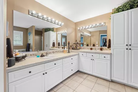 Bath - 8024 N Kyle Ct, Spokane, WA 99208 photo 4 of 4