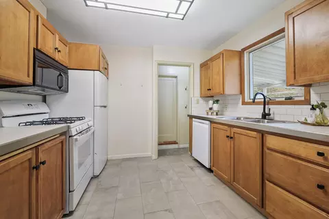 Kitchen - 1225 E 17th Ave, Spokane, WA 99203 photo 2 of 2