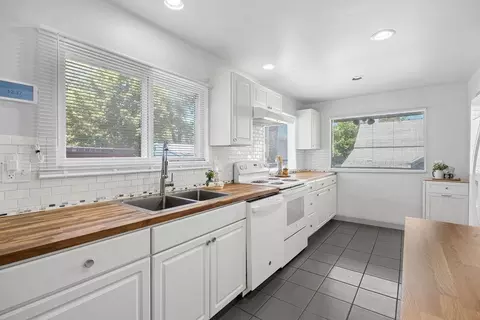 Kitchen - 3129 E 34th Ave, Spokane, WA 99223 photo 2 of 6
