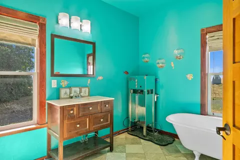 Bath - 3728 E Whittier Rd, Spangle, WA 99031 photo 1 of 7