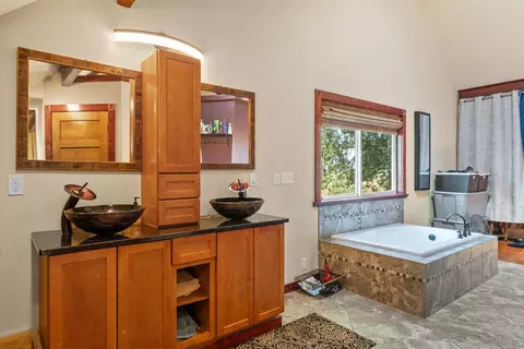Bath - 3728 E Whittier Rd, Spangle, WA 99031 photo 6 of 7