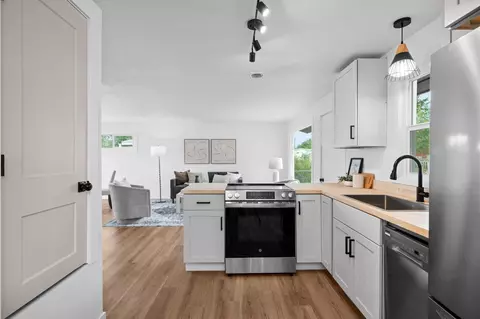 Kitchen - 11617 E Augusta Ave, Spokane Valley, WA 99206 photo 3 of 4
