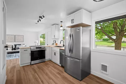 Kitchen - 11617 E Augusta Ave, Spokane Valley, WA 99206 photo 4 of 4