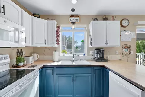 Kitchen - 10610 E Baldwin Ave, Spokane Valley, WA 99206 photo 3 of 3