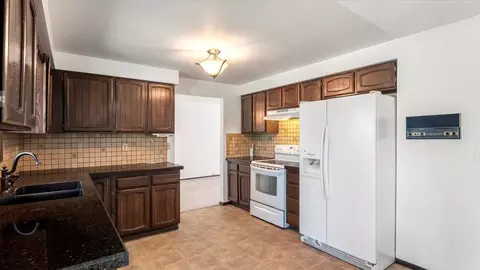Kitchen - 815 E Bedivere Dr, Spokane, WA 99218 photo 2 of 4