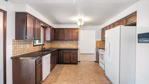 Kitchen - 815 E Bedivere Dr, Spokane, WA 99218 photo 3 of 4
