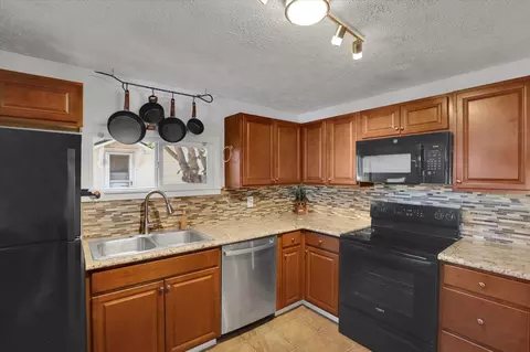 Kitchen - 407 E Sanson Ave, Spokane, WA 99207 photo 4 of 4