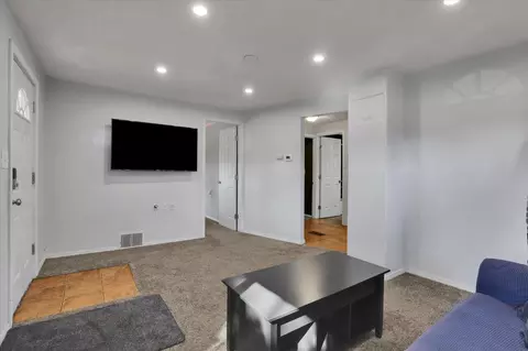 Entry Way - 407 E Sanson Ave, Spokane, WA 99207 photo 1 of 2