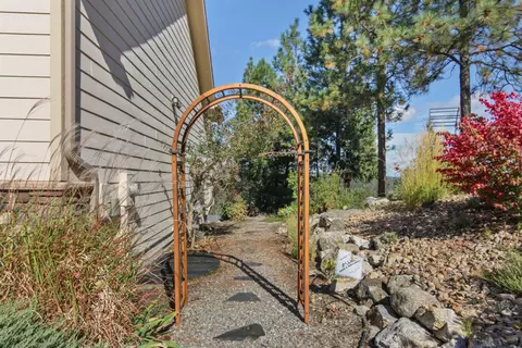 Exterior - 1155 E Quartz Ln, Spokane, WA 99208 photo 3 of 12