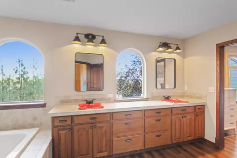 Bath - 1155 E Quartz Ln, Spokane, WA 99208 photo 4 of 5