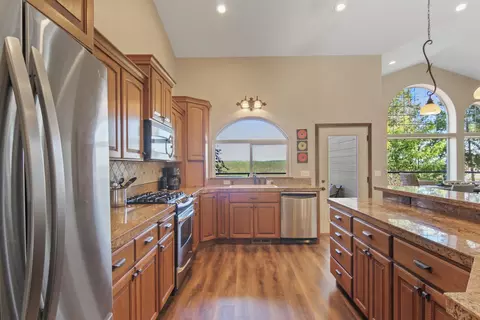 Kitchen - 1155 E Quartz Ln, Spokane, WA 99208 photo 2 of 2