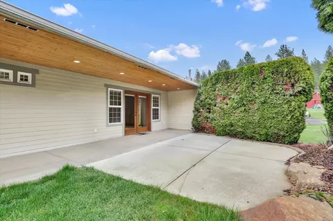 Exterior - 8615 E Lindgren Rd, Spokane, WA 99217 photo 5 of 8