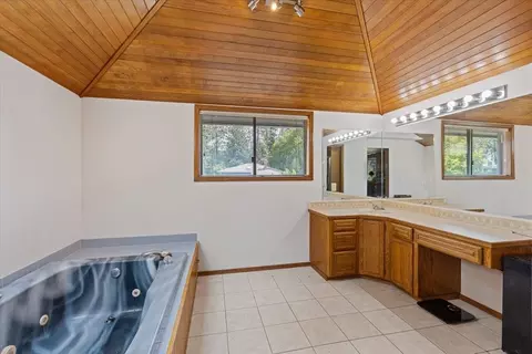 Bath - 3914 E Myrtle Ct, Spokane, WA 99223 photo 3 of 6