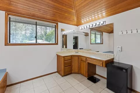 Bath - 3914 E Myrtle Ct, Spokane, WA 99223 photo 1 of 6