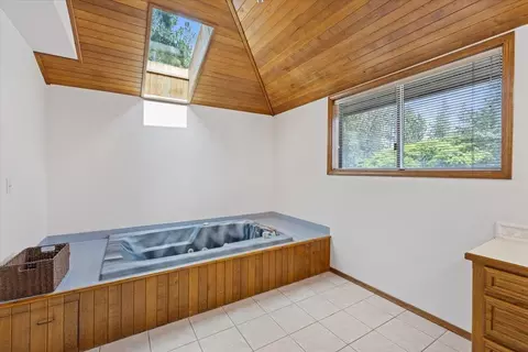 Bath - 3914 E Myrtle Ct, Spokane, WA 99223 photo 2 of 6