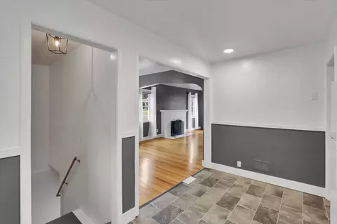 Entry Way - 929 E 41st Ave, Spokane, WA 99203 photo 2 of 4