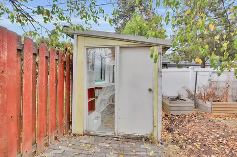 Exterior - 929 E 41st Ave, Spokane, WA 99203 photo 5 of 12
