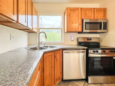 Kitchen - 223 E Graves Rd, Spokane, WA 99218 photo 3 of 4