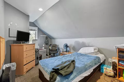 Bedroom - 909 E Augusta Ave, Spokane, WA 99207 photo 4 of 8