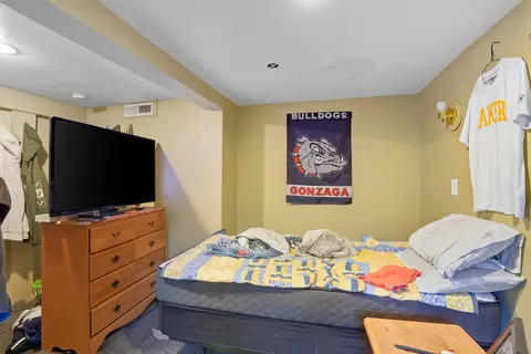 Bedroom - 909 E Augusta Ave, Spokane, WA 99207 photo 7 of 8
