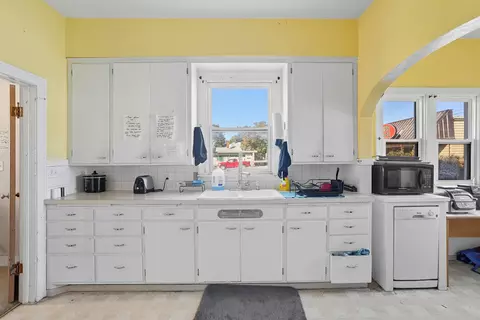Kitchen - 909 E Augusta Ave, Spokane, WA 99207 photo 2 of 3