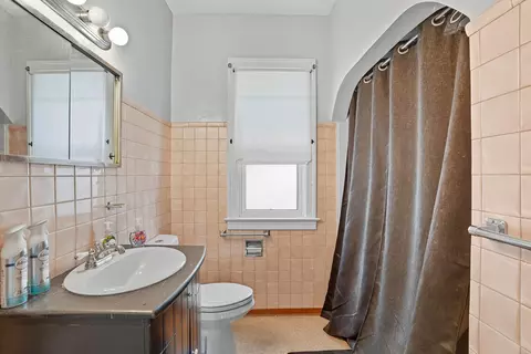 Bath - 909 E Augusta Ave, Spokane, WA 99207 photo 1 of 3