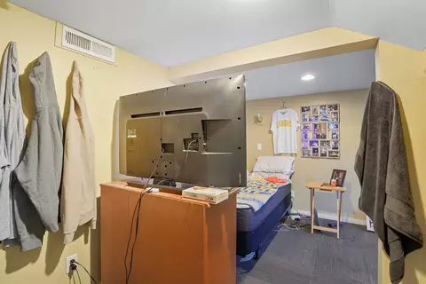 Bedroom - 909 E Augusta Ave, Spokane, WA 99207 photo 6 of 8