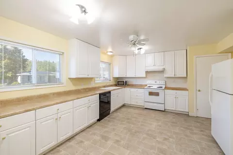 Kitchen - 7204 N Fox Point Dr, Spokane, WA 99208 photo 1 of 3