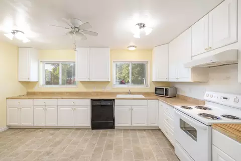 Kitchen - 7204 N Fox Point Dr, Spokane, WA 99208 photo 2 of 3