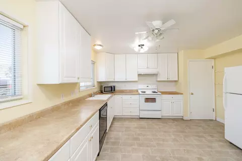 Kitchen - 7204 N Fox Point Dr, Spokane, WA 99208 photo 3 of 3