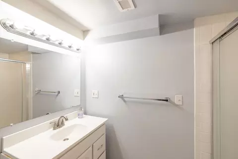 Bath - 7204 N Fox Point Dr, Spokane, WA 99208 photo 2 of 3