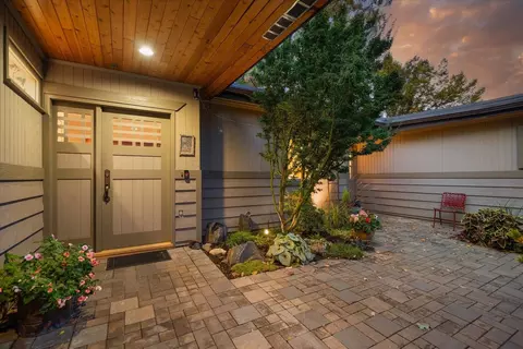 Exterior - 903 E Crest Rd, Spokane, WA 99203 photo 3 of 8