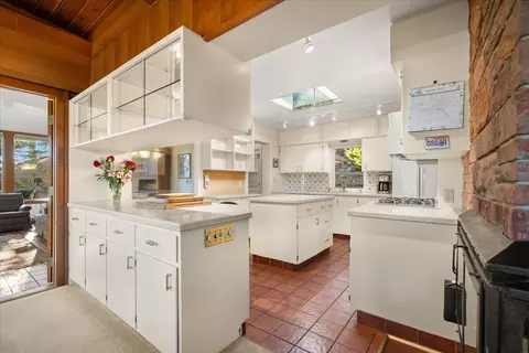 Kitchen - 903 E Crest Rd, Spokane, WA 99203 photo 1 of 4