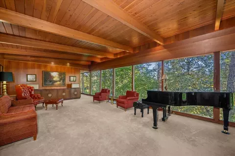 Living - 903 E Crest Rd, Spokane, WA 99203 photo 1 of 7