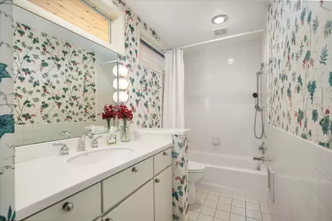 Bath - 903 E Crest Rd, Spokane, WA 99203 photo 2 of 4