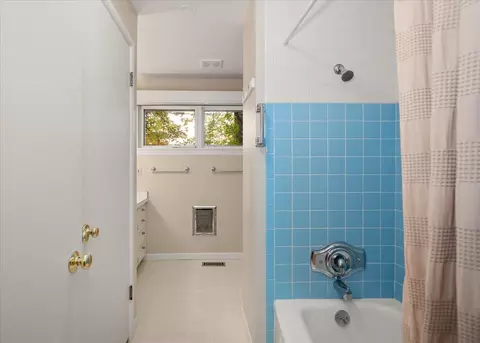 Bath - 903 E Crest Rd, Spokane, WA 99203 photo 4 of 4